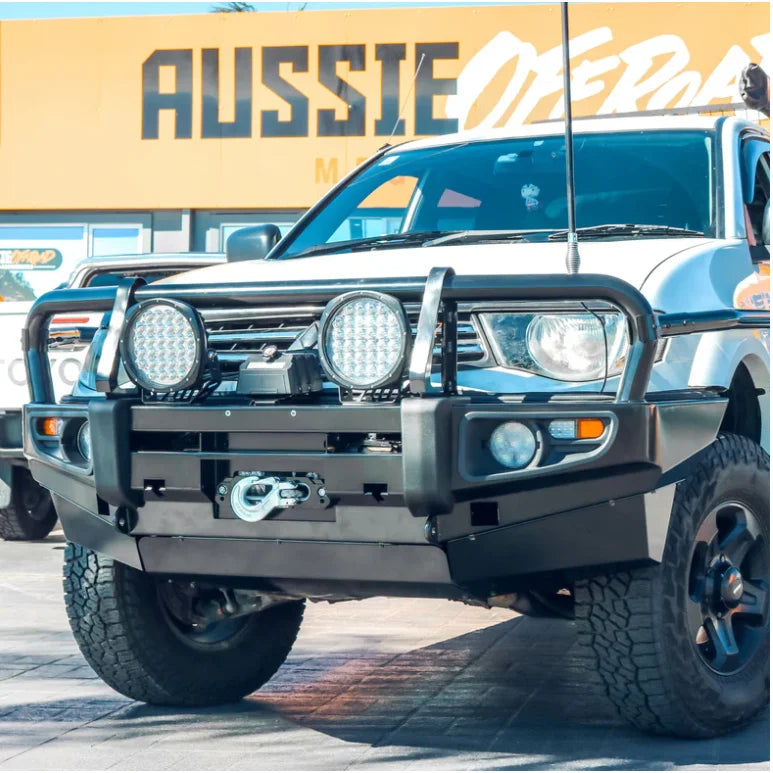 White off-road steel bull bar with integrated fog lights for Mitsubishi Triton MN/ML 2006-2015