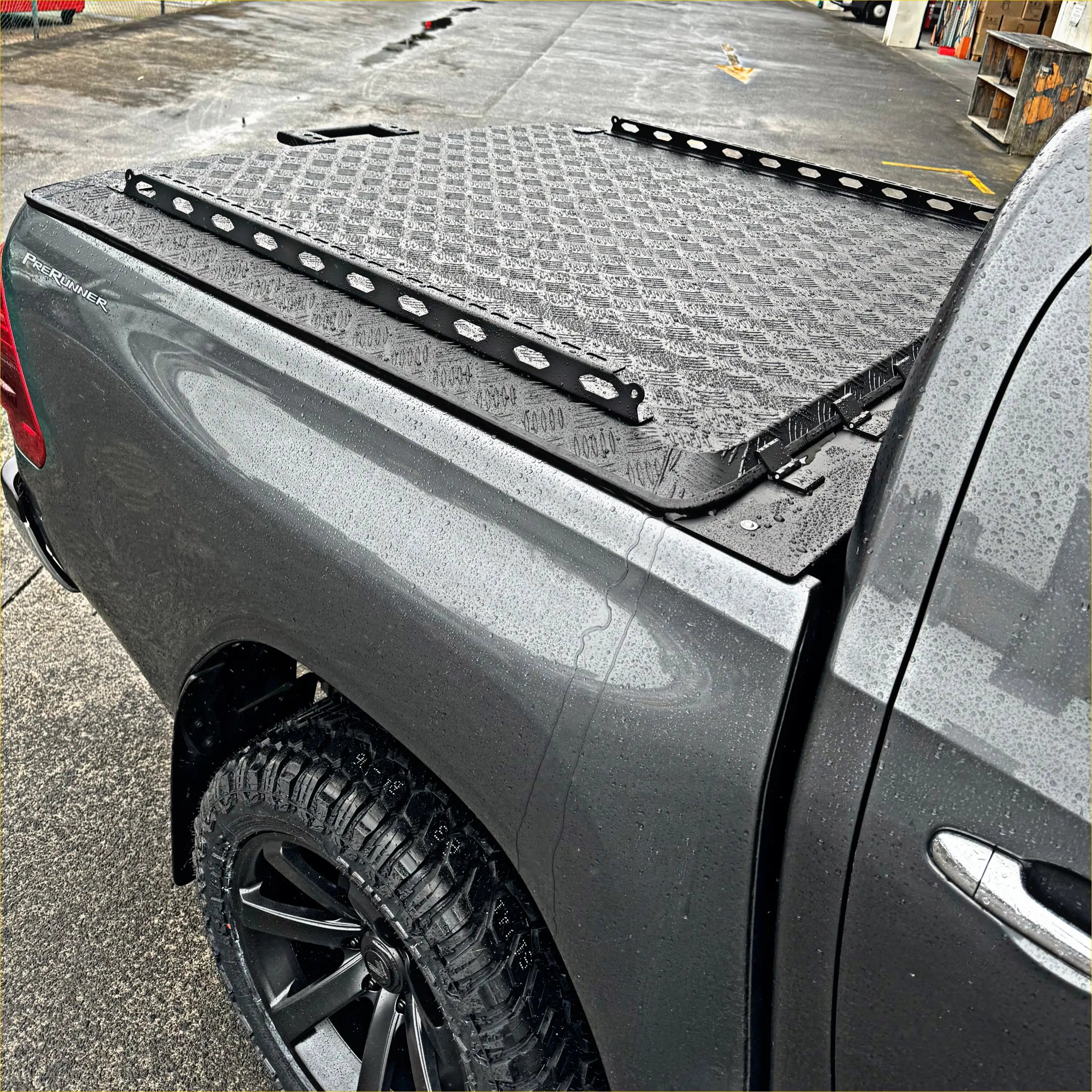 Toyota Hilux Tomahawk Aluminium Hardlid for Double Cab SR5