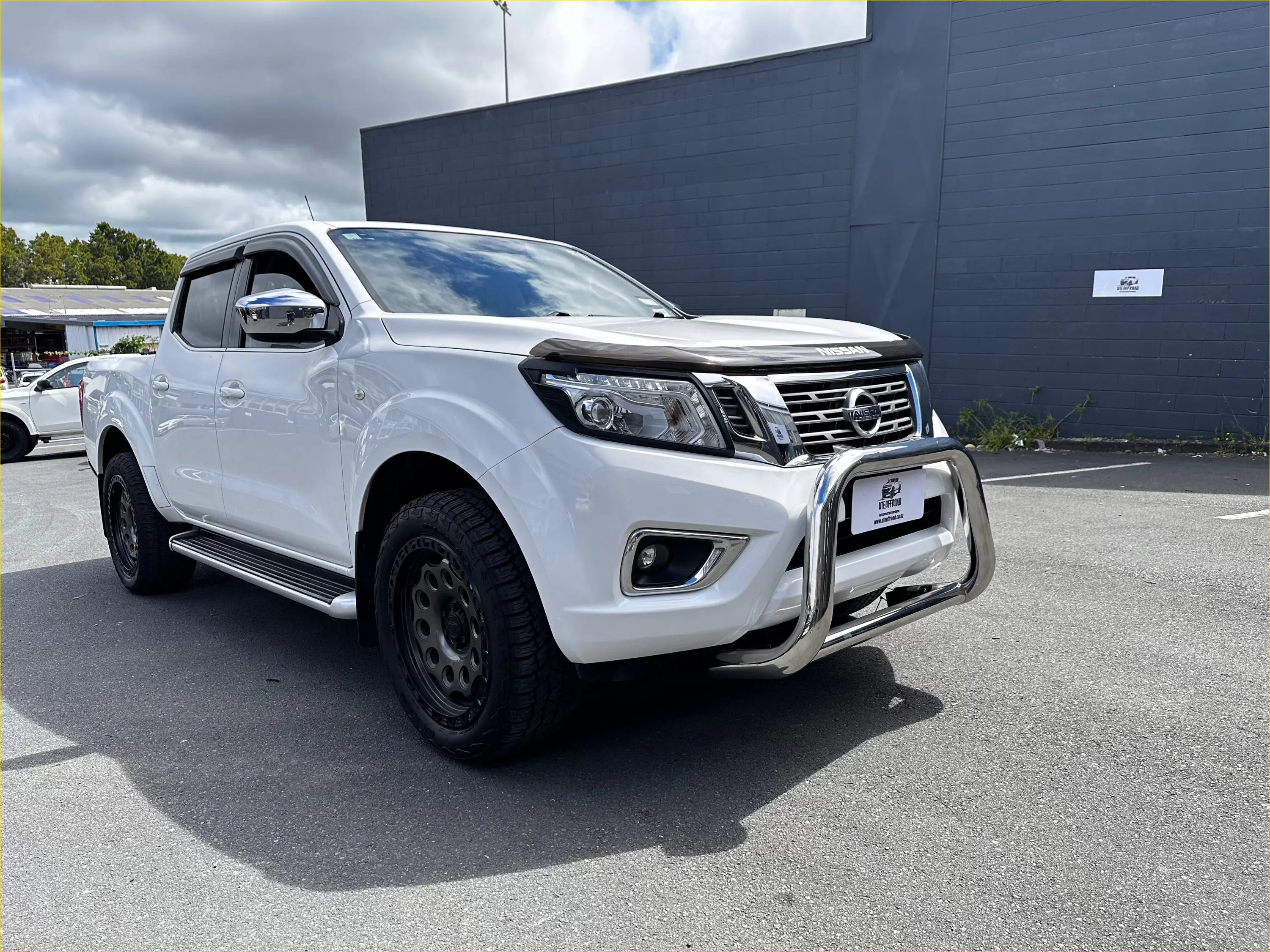 304 Stainless Steel Nudge Bar Nissan Navara NP300 2015-2020 Chrome