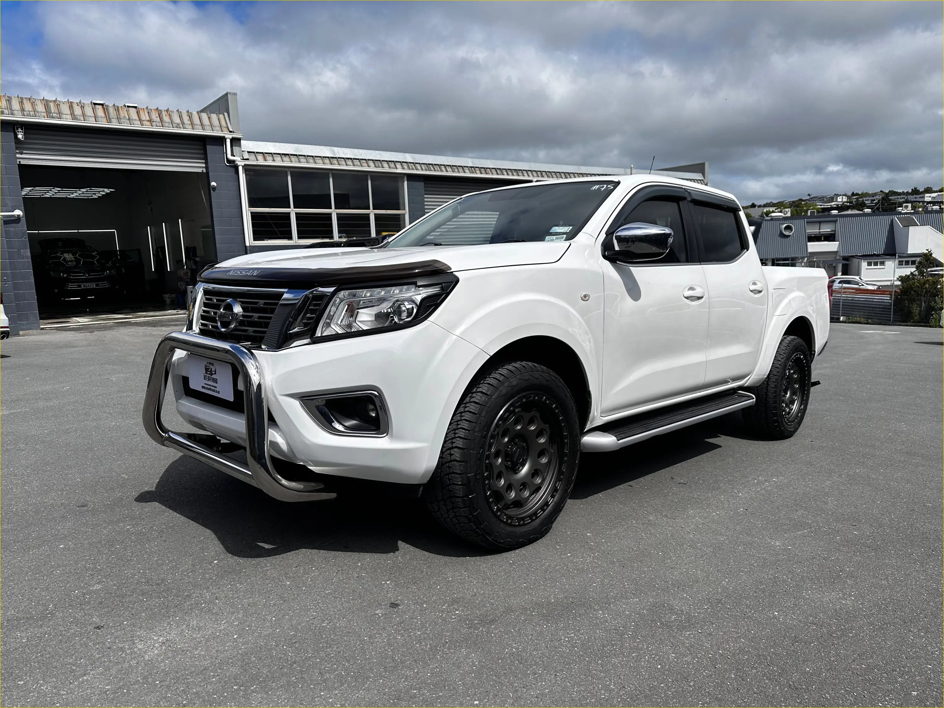 304 Stainless Steel Nudge Bar Nissan Navara NP300 2015-2020 Chrome