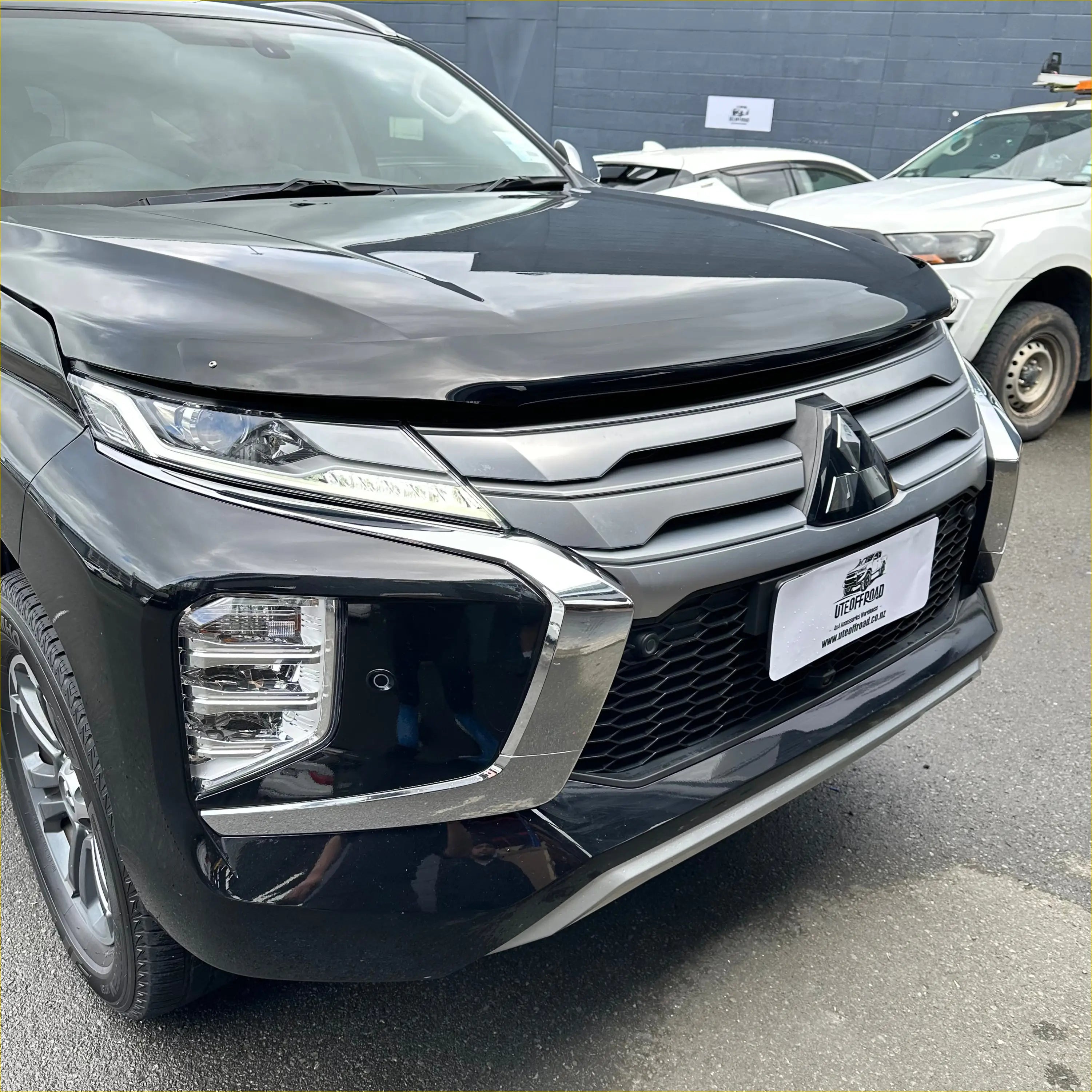 Bonnet Guard Protector Stone Mitsubishi Pajero 2019-2023 OEM