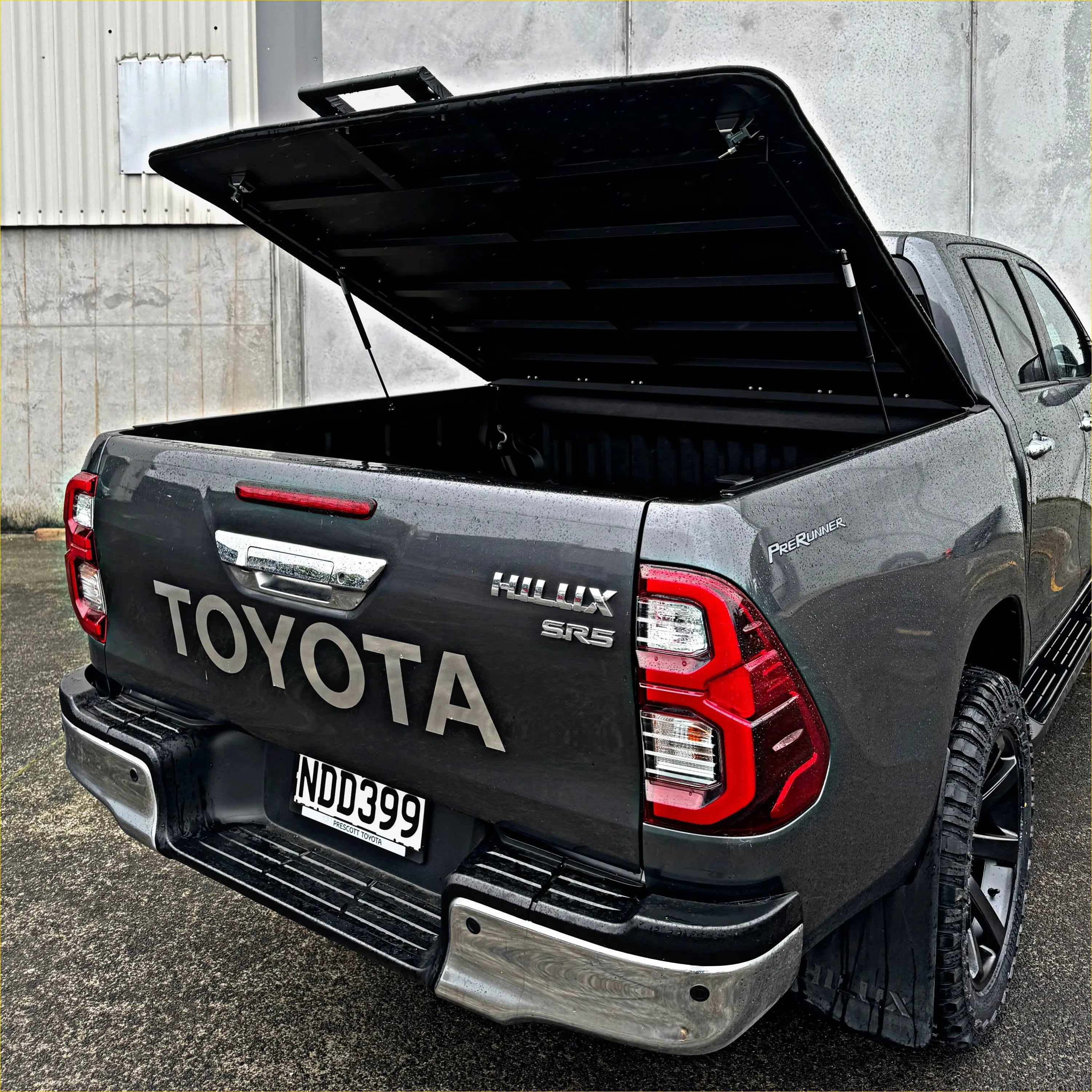 Toyota Hilux Tomahawk Aluminium Hardlid for Double Cab SR5