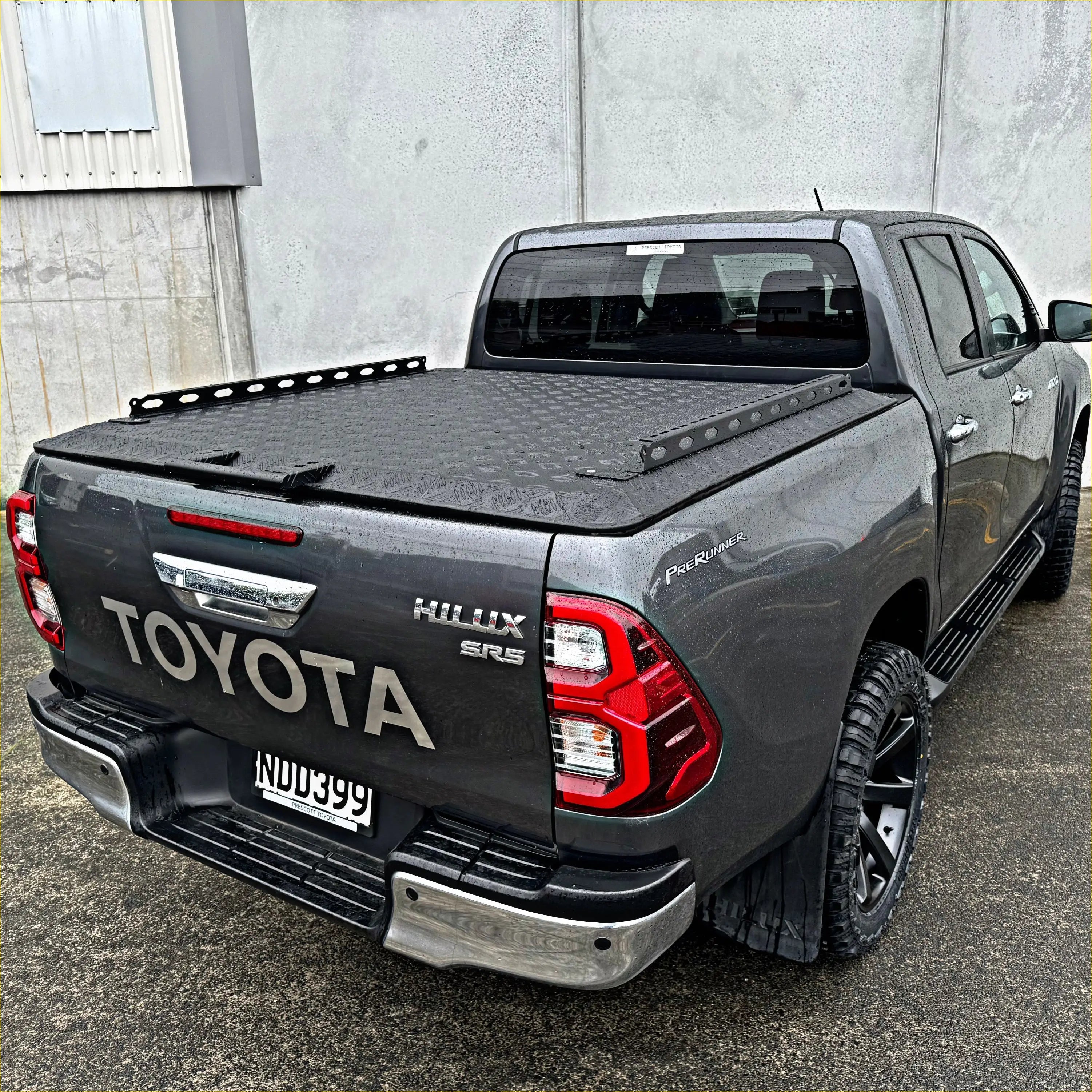 Toyota Hilux Tomahawk Aluminium Hardlid for Double Cab SR5